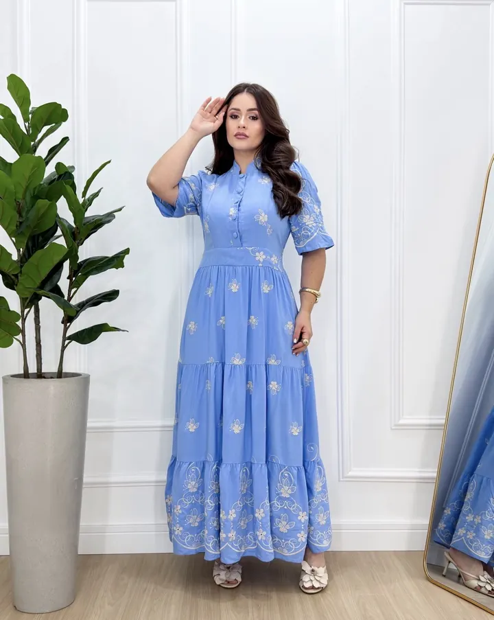 Vestido azul longo com bordados claros